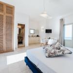 Schlafzimmer mit Blick auf Meer, integrierte Küche und Bad