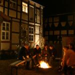 Gemütliche Feuerschale beim Feiern im Innenhof