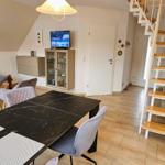 Wohn- und Essbereich mit Treppe und Fernseher