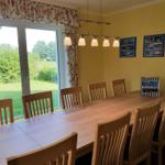 Küche mit Esstisch für 11 Personen