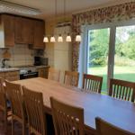 Küche mit Esstisch für 11 Personen