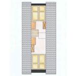 Flur mit zwei Türen und Treppenhaus im Zentrum.