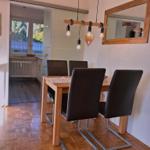 Ess-Tisch vor der separaten Küche