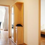Flur mit Blick zum Wohn-Essbereich