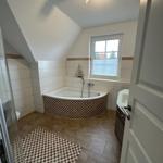 Badezimmer mit Badewanne, Dusche und Fenster