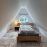 Schlafzimmer mit Holzbett, runder Fenster und Holzfußboden.