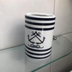 Nautischer Zahnbürstenhalter mit Ankern und Streifen auf Glasregal