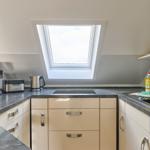 Küche mit Dachfenster, Arbeitsplatte und Spüle