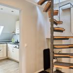 Haus mit Wendeltreppe und Küche im Obergeschoss