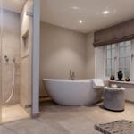 Dusche mit Glaswand und freistehende Badewanne unter Fenster