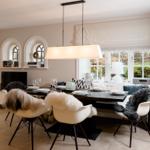 Esszimmer mit Esstisch, Stühlen und Fensterblick