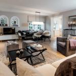 Wohnzimmer mit Essbereich, Sofa, Couchtisch und Fernseher