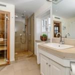 Bad mit Dusche, Sauna und Waschbecken mit Spiegel