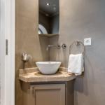 Waschbecken mit Spiegelschrank und Handtuchhalter in Badezimmer