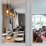 Essbereich mit Tisch und Stühlen. Wohnbereich mit Sitzgelegenheiten und Fenster.