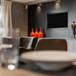 Essbereich mit Fernseher und Dekorationsgegenständen an der Wand