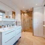 Bad mit Dusche, Waschbecken und Fenster