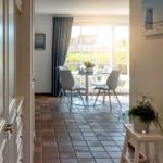 Durchgang mit Essbereich, Tisch, Stühle und Fensterblick