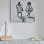 Wandbild mit zwei Frauen am Strand, Modellboot und Seestern auf Fliesenwand