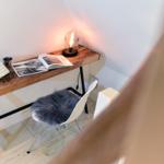 Schreibtisch mit Stuhl und Lampe in einem Raum mit schrägen Wänden.