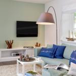 Wohnzimmer mit Sofa, Fernseher und Fenster mit Blick.