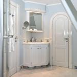 Badezimmer mit Duschabtrennung, Waschbecken und Spiegelschrank.