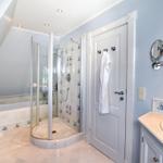 Badezimmer mit Dusche, Badewanne und Waschbecken.