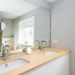 Bad mit Doppelwaschbecken, Spiegel und Fenster