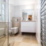 Badezimmer mit Dusche, Toilette und Waschbecken