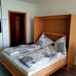 Wohn-/Schlafzimmer mit Schrankbett