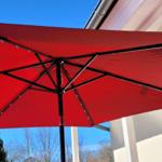 Balkon mit großem Sonnenschirm