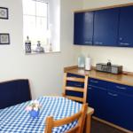 Küchenzeile rechts mit Geschirrschränken und was man sonst  in der Küche braucht