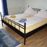 Bett im Doppelschlafzimmer im Erdgeschoss