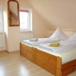 Doppelschlafzimmer oben rechts mit Fenstern zum Deich