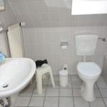 Blick ins Badezimmer in der ersten Etage mit WC und Badewanne