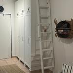 Schrank und Leitergarderobe