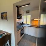 Offene Wohnküche mit renoviertem Wohn-, Essbereich.