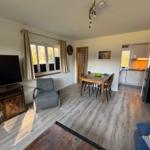 Ca. 20 qm großer Wohn-, Essbereich, der in 2026 modernisiert wurde. (Neuer Bodenbelag, Vorhänge, Möbel etc.)