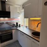 In 2026 eingebaute neue Küche mit Backofen/großes Cerankochfeld, Geschirrspüler und Kühl-, Gefrierschrank.