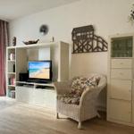 TV-Schrank mit Blick zum Garten...