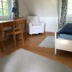 Schlafzimmer mit Doppelbett und Weitsicht über die Ostsee bis nach Dänemark