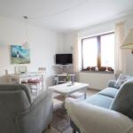 Wohnzimmer mit Essecke, Sitzecke und Küchenzeile