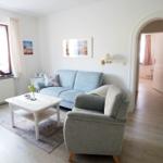 Wohnzimmer mit Essecke, Sitzecke und Küchenzeile