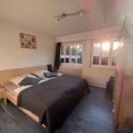 Gemütliches Schlafzimmer mit Doppelbett zur schönen Gartenwestseite des Grundstücks.