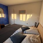 Gemütlich eingerichtetes Schlafzimmer.