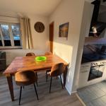 Gemütlicher Esstisch mit Platz für 4 Personen und herrlichem Ausblick zu unserem Naturschutzgebiet auf der nördlichen Grundstücksseite.