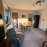 Am Wohn-, Esszimmer schließt sich die offene Küche und das Bad mit Dusche/WC an .