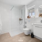 Badezimmer mit Dusche, Toilette und Waschbecken
