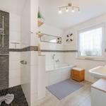 Badezimmer mit Dusche, Badewanne und Waschbecken