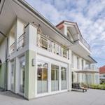 Modernes Haus mit Balkon und Terrasse mit Sonnenschutz
